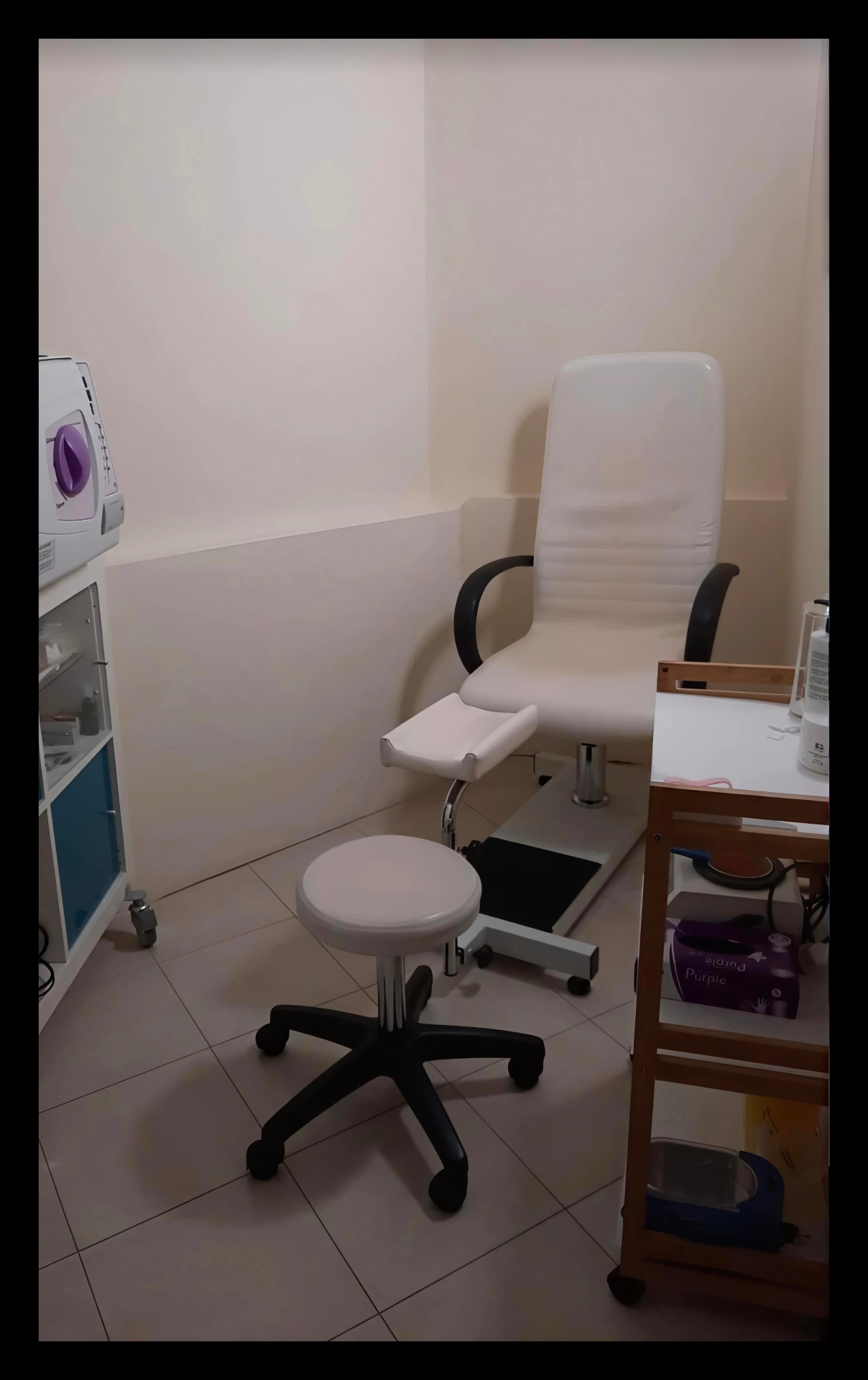 Angolo pedicure con poltrona reclinabile e carrello attrezzato nel centro estetico